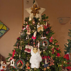Amigurumi-Bambino-Gesú-all´uncinetto-con-albero-di-Natale