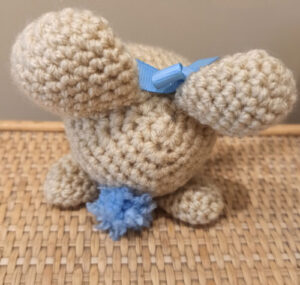 Amigurumi-Mini-Coniglio-all´uncinetto-con-Fiocco-retro