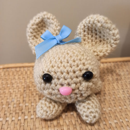 Amigurumi-Mini-Coniglio-all´uncinetto-con-Fiocco