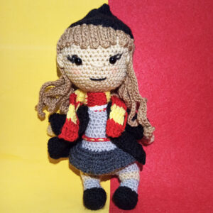 Amigurumi-hermione-granger-all´uncinetto-con-vestiti