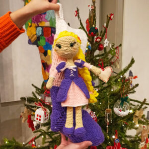 Calza-befana-con-Amigurumi-Rapunzel-all´uncinetto