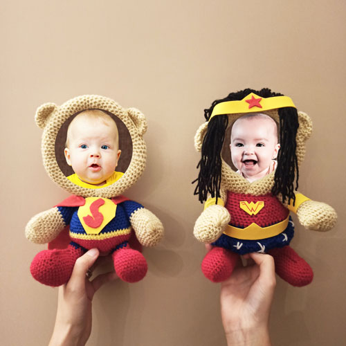 Cornice-Portafoto-all´uncinetto-Amigurumi-Wonder-Woman-e-Superman
