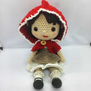Amigurumi-cappuccetto-rosso-all'uncinetto-seduta-2