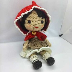 Amigurumi-cappuccetto-rosso-all'uncinetto-seduta