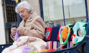 Grace Brett nonnina street art uncinetto (3)