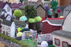 Top 10 lavori all´uncinetto e a maglia nel mondo - Intero villaggio Irlanda del nord all´uncinetto - campo di calcio